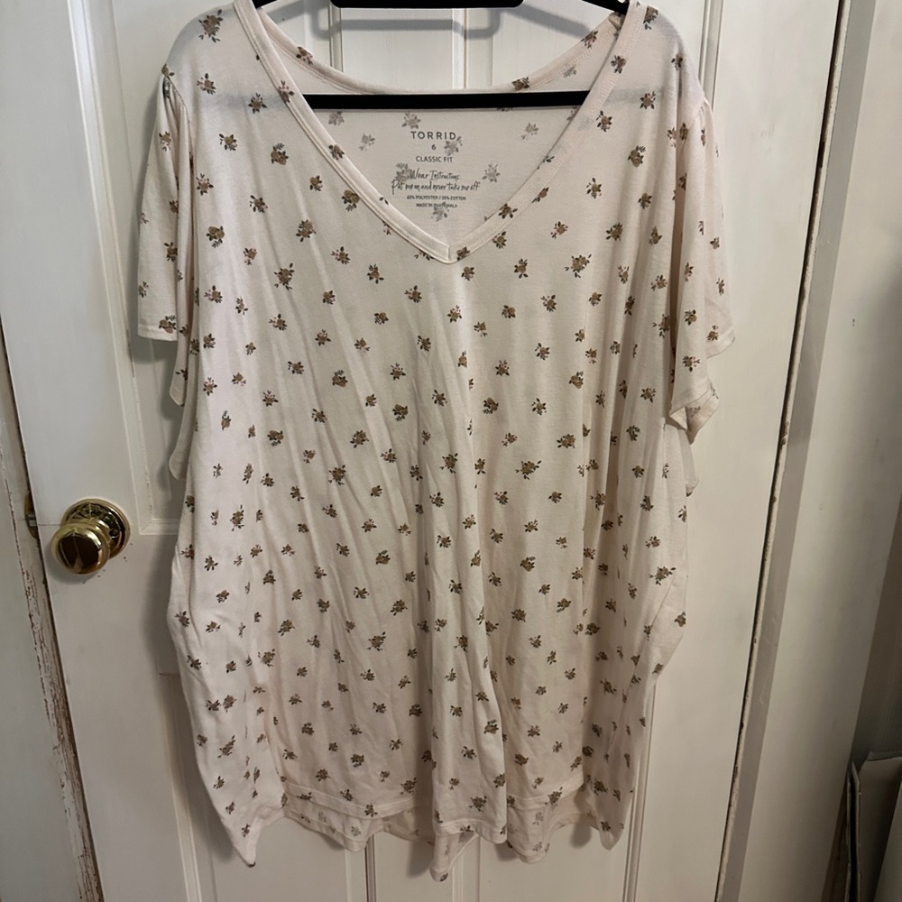 Torrid Women's Cream Floral Top - size 6